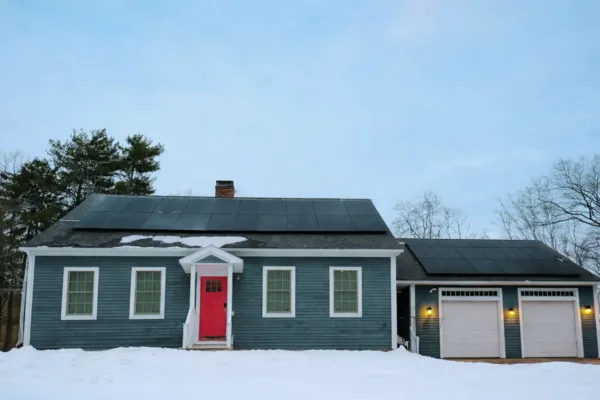 Maine home with rooftop solar panels showing how solar savings for Maine homes vary based on household energy usage and system design.