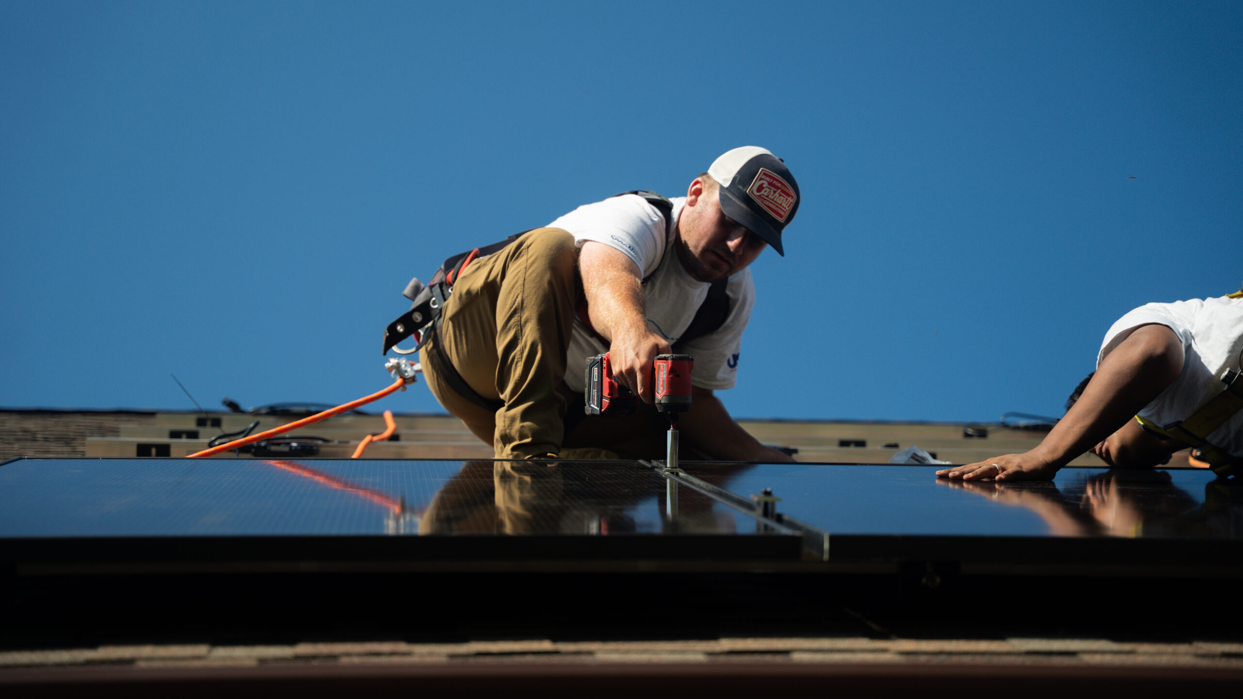 suncovia worker installing panels